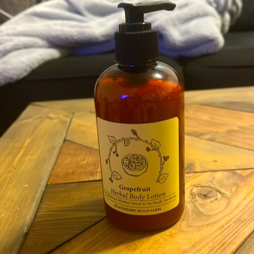 NWT 8oz grapefruit body lotion- handcrafted in small batches. Eco friendly!! ♥️